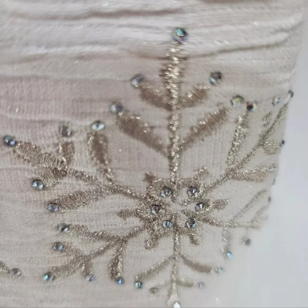 Set Of 2 Glitz + Glimmer EMBROIDERED BLUE RHINESTONE SNOWFLAKES HAND TOW… - Picture 5 of 8
